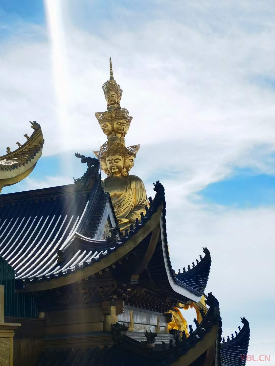 峨眉如畫，煙云飛渡； 金頂惟高，日影映開